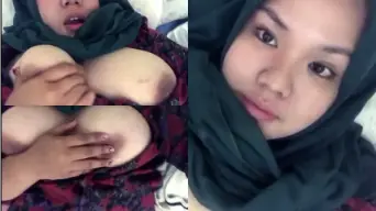 Gadis Berhijab Arina Menggoda Dengan Remasan Dada Yang Menggairahkan