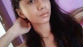 Gadis Desai Bugil Berpose Mesra Untuk Kamera