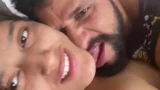 Pasangan India Bergairah Bercinta Dalam Video Porno Seluler