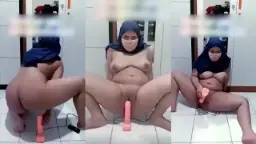 Tante Jilboobs, Si Milf Tua Yang Asyik Mengocok Kontol Palsu