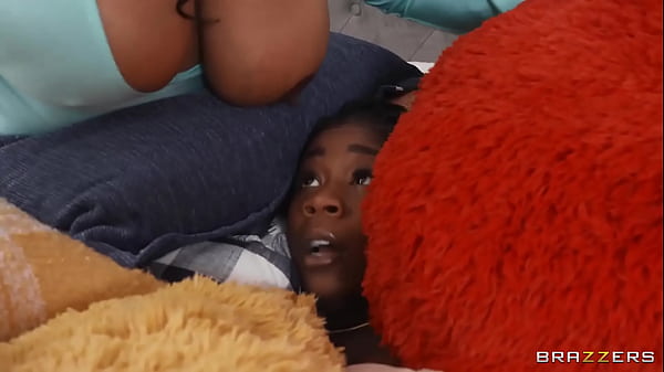 Gadis Penggila Bantal Yang Haus Threesome