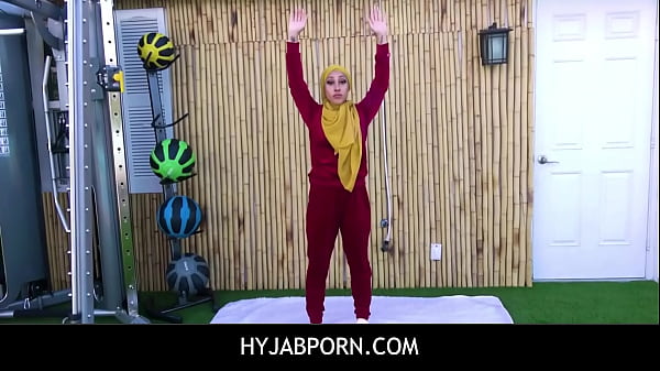Pelatih Bugar Menggairahkan Klien Arab Eksotis Dengan Hijab Yang Menggoda