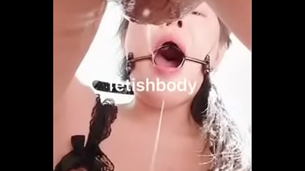 强制深喉到极致，口水拉丝混杂着呻吟与啜泣，涕泪横流中迎来颜射高潮，这无套般的极致快感简直让人欲仙欲死