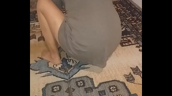Olgun Türk Kadını Seksi Tül çoraplarıyla Halı Temizliyor