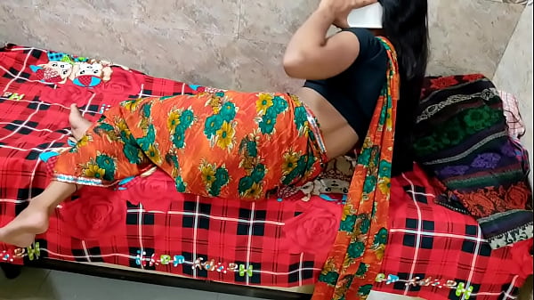 पति से फ़ोन पर बात करते हुए भैया मेरी चूत को ज़ोर-ज़ोर से चोदो।