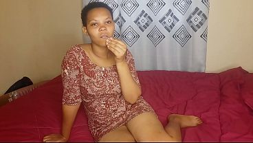 Ibu Menggoda Diri Di Kamar Tidurnya, Memainkan Liang Basah Berwarna Cokelat Yang Menggairahkan