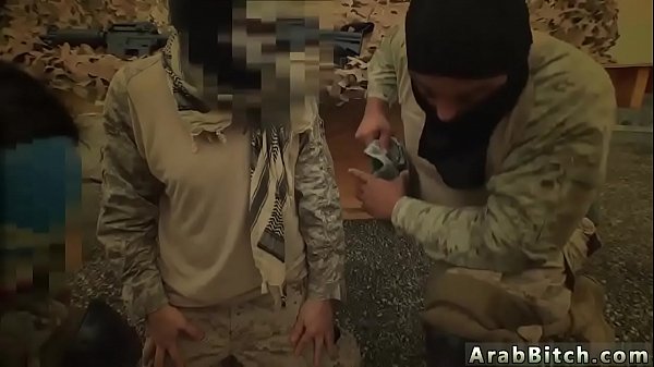 Gadis Arab Digoyang Gadis Lokal Yang Sedang Bekerja