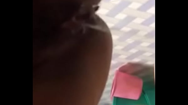 Gadis Desi Buang Air Kecil Dengan Genit