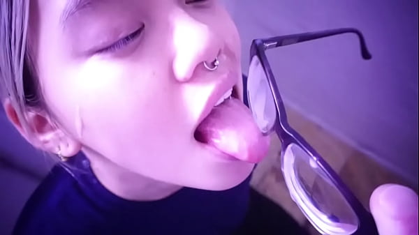 Pelacur Asia Menunggu Tuannya; Dia Menjilat Sperma Dari Kacamatanya. Video Lengkap Di Sabelarsene.com