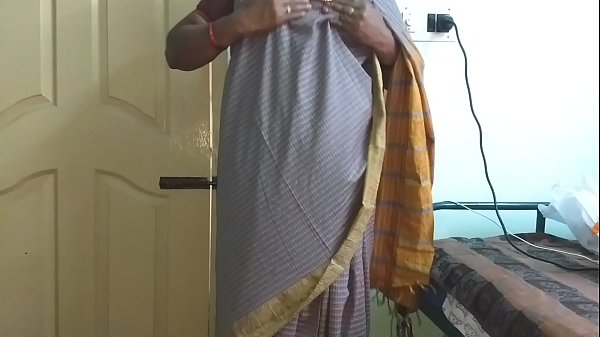 Desi Istri Nakal Dari India, Vanitha, Memamerkan Payudara Besar Dan Memasturasi Memeknya Yang Dicukur Dalam Sari Abu-abu