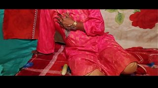 Pasangan India Bergairah: Gaun Merah Muda Robek, Anal Hardcore Berbahasa Hindi