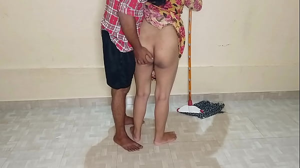 कमरे में झाड़ू लगाती हुई गर्म मालकिन को बड़ा लंड चूसवाकर जोरदार चोदा!
