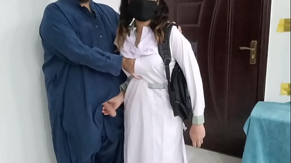 Gadis Sekolah Pakistan Yang Nakal Digoyang Ayah Tirinya