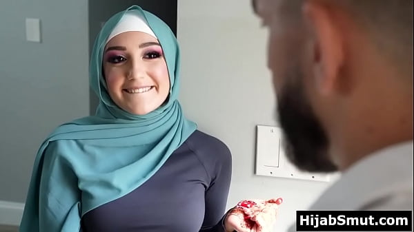 Gadis Muslimah Polos Digoda Dan Diatur Oleh Pelatih Sepak Bolanya Yang Bernafsu