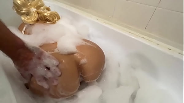 Anak Tiri Masuk Ke Kamar Mandi Ibunya Dan Membantu Mandi, Lalu Berlanjut Ke Anal Dan Blowjob