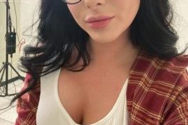 Macey Jade Menggoda Di Balik Tembok Yang Berlubang