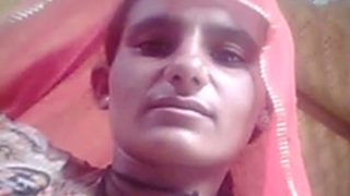 Menggesekkan Celah Basah Tantenya Dari Rajasthan