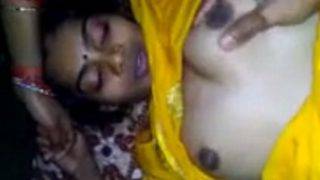 Pelayan Sari Sutra Kuning Bercinta