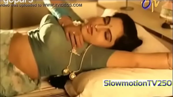 Gaun Desi Yang Menggoda Dan Memperlihatkan Lekuk Tubuh