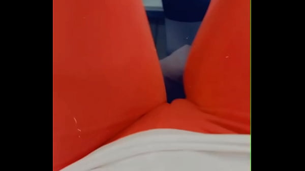 Kontol Menonjol Di Gym, Basah Kuyup!