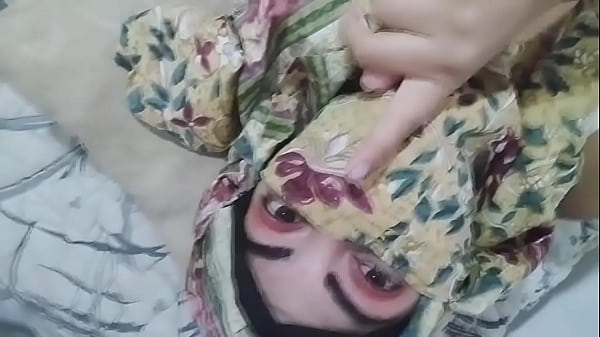 Istri Arab Berjilbab Mesum Masturbasi Semburkan Memek Basah Orgasme Saat Suami Sholat Di Ruang Lain