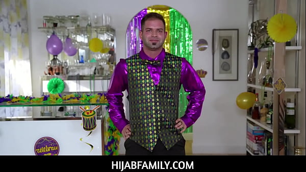 Violet Gems, Si Gadis Berhijab Yang Panas, Menikmati Sesi Manik-manik Sebelum Mengasah Kemampuan Oralnya Untuk Nicky.