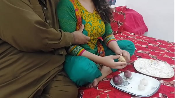Gadis Desi Bantu Ibu Tirinya Potong Sayur Lalu Ngentot Pantat Besarnya, Istri Selingkuhin Suami Dengan Suara Hindi Jernih