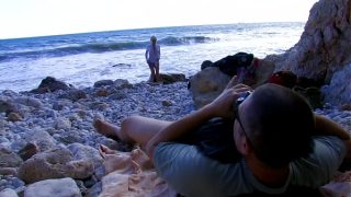 Ibu Pirang Bertato Naik Batang Di Pantai
