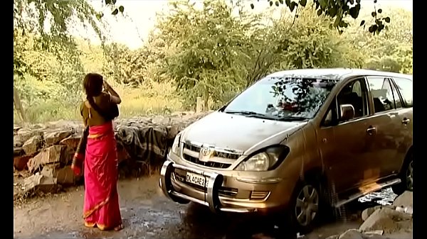Bhabhi Desa India Mandi Sambil Cuci Mobil..{ade
