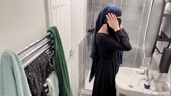 Astaga, Ternyata Cewek Arab Muslim Bisa Seperti Itu, Kutangkap Sedang Asyik Di Kamar Mandi.