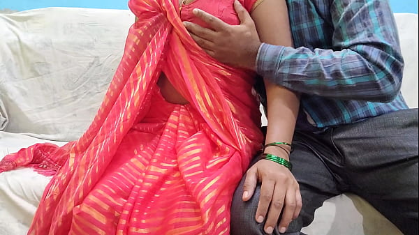 देखते ही भाभी की गुलाबी साड़ी में उभरी देह पर देवर की नज़र अटक गई, और फिर उसने चटखारे लेकर भाभी की चुदाई की