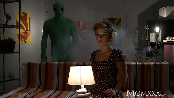 Ibu Rumah Tangga Kesepian Digerayangi Alien Sampai Dalam Di Malam Halloween
