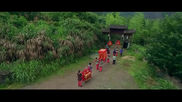 Gai Nhà Tàu Mở Cửa Mời Khách Vào Lầu Xanh