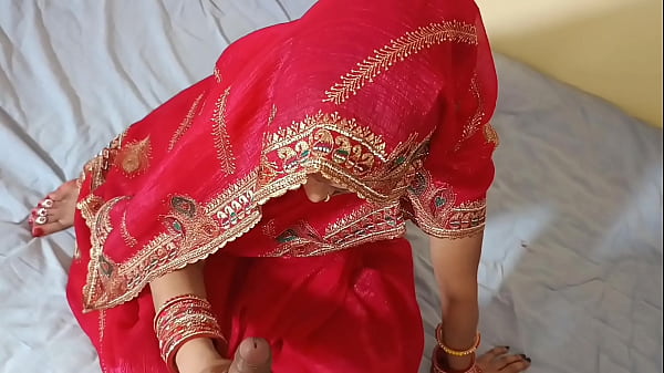 भाभी को बेडरूम में अंडरवियर बदलते देख देवर ने जबरन उतारकर चोदा