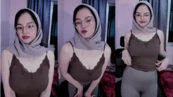 Cewek Berjilbab Goyang Montok Di Live Streaming Ebot