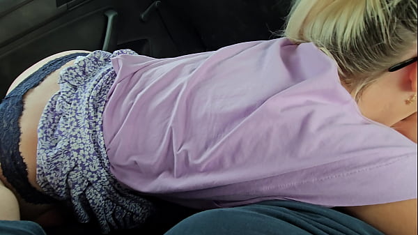 Teman Mama Memberiku Servis Mulut Di Dalam Mobil