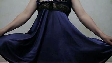 Gadis Indo Berdiri Dengan Lingerie Biru, Menggoda Dengan Gerakan Sensual