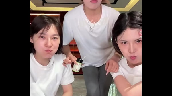 Khoái Cảm Của Những Cô Nàng Nhỏ Nhắn Trung Hoa