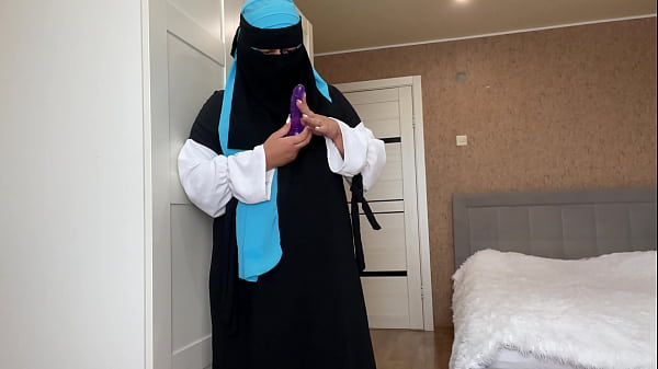 Istri Berjilbab Menemukan Mainan Seks Saat Bersih-bersih Dan Jadi Bergairah