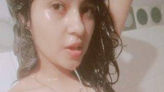 Gadis India Basah Di Kamar Mandi, Foto Bugilnya Bocor, Bikin Ngilu.