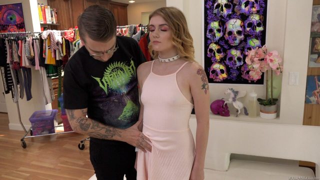 Rosalyn Sphinx Yang Terseksi Datang Ke Rumah Sutradara Bryan Gozzling Untuk Aksi Mesum, Perawan 18 Tahun Pamer Tubuh Hot Dan Memek Cebolnya