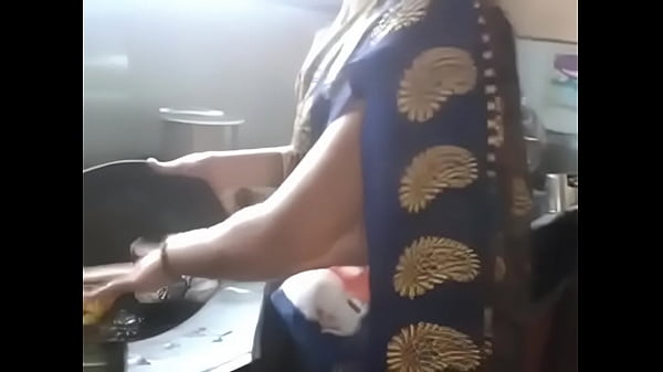 Desi Indian Kannada Aunty, Navel Basah, Pinggul Panas Bikin Ngaceng