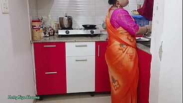 Desi Bhabhi Digitujuki Kontol Besar Di Dapur