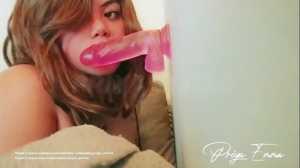 Priya Emma, Gadis India-arab Terpanas, Mengulum Dildo Dengan Penuh Nafsu Dalam Closeup