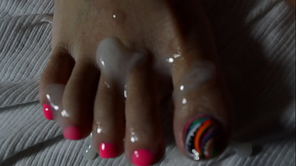Mengecup Kaki Seksi Istri Asia Hingga Tumpah