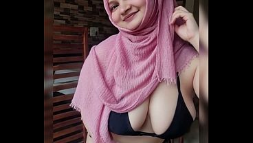Goyangan Pantat Hijabku Yang Menggoda