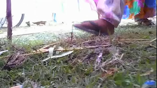 Desi Buang Air Kecil Dengan Penuh Gairah