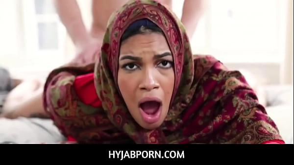 Maya Farrell, Bokep Berhijab Arab Montok Dijodohin Paksa, Siap Digarap.