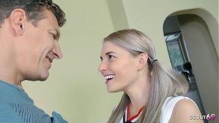 Remaja Cheerleader Pirang Montok Dengan Payudara Mungil Dibujuk Ayah Tiri Untuk Bercinta Keras Sebelum Dihujani Sperma Di Wajahnya