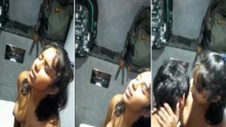 18 Tahun, Cowok Kuliahan Jilat Memek Pacar Di Toilet Umum